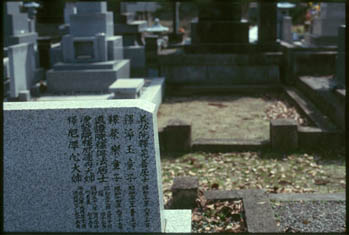 tomb00.jpg